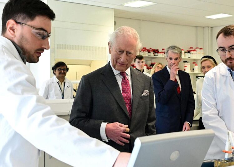 King aprende sobre a mais recente pesquisa do câncer em visita à NI