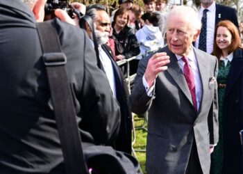 King aprende sobre a mais recente pesquisa do câncer enquanto a visita à Irlanda do Norte continua