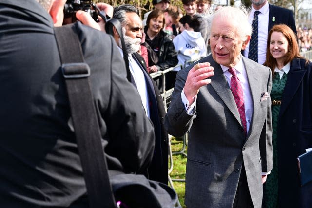 King aprende sobre a mais recente pesquisa do câncer enquanto a visita à Irlanda do Norte continua