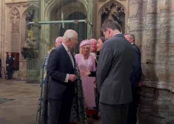 King e outros membros da família real participam do Commonwealth Day Service em Westminster