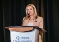 Kristi Coleman, da Tepper Sports & Entertainment, Carolina Panthers e Charlotte FC comemorou como a empresária do ano de 2024 Queens University Charlotte