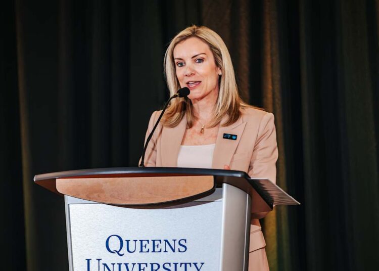 Kristi Coleman, da Tepper Sports & Entertainment, Carolina Panthers e Charlotte FC comemorou como a empresária do ano de 2024 Queens University Charlotte
