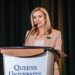 Kristi Coleman, da Tepper Sports & Entertainment, Carolina Panthers e Charlotte FC comemorou como a empresária do ano de 2024 Queens University Charlotte