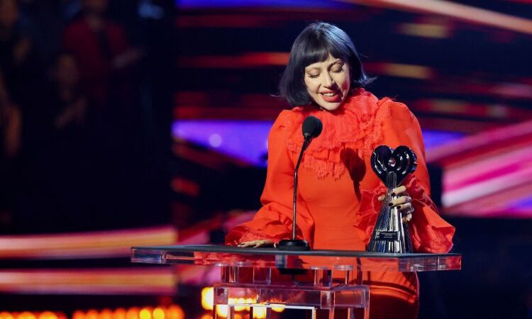 Lady Gaga diz que está 'apenas começando' enquanto é homenageada no iHeartRadio Awards