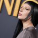 Lady Gaga visualiza a nova música atrevida 'Garden of Eden' no anúncio F1