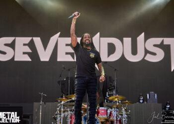 Lajon Witherspoon diz que o Sevendust está trabalhando ativamente em um novo material: “Está rolando agora, há novas músicas nos trabalhos”