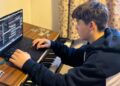 Largs Piano Prodigy Enzo Gibb mais recente trabalho clássico lançado