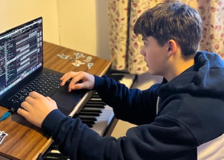 Largs Piano Prodigy Enzo Gibb mais recente trabalho clássico lançado
