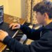 Largs Piano Prodigy Enzo Gibb mais recente trabalho clássico lançado