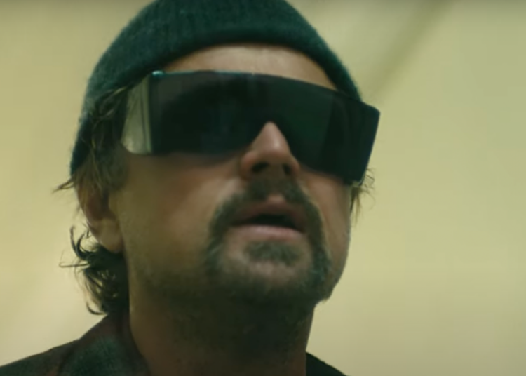 Leonardo DiCaprio é um ativista de direitos civis que espalham armas na declaração política de Paul Thomas Anderson