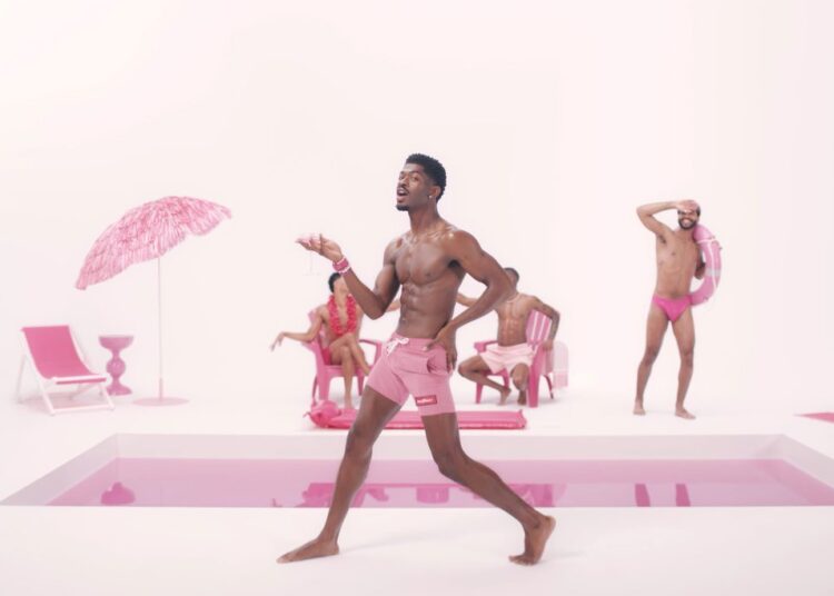 Lil Nas X lançou o novo single 'Hotbox' com um videoclipe com tema rosa