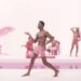 Lil Nas X lançou o novo single 'Hotbox' com um videoclipe com tema rosa