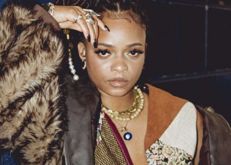 Lila Iké lança um novo single "Tarde to Lie"