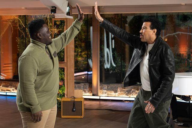 Lionel Richie pula para fora de sua cadeira após a audição digna de platina de "American Idol" adolescente: 'Tão espetacular'