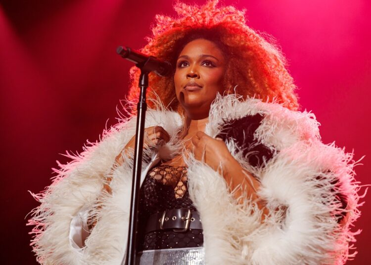 Lizzo bate as críticas de sua nova música e maltratos de mulheres negras