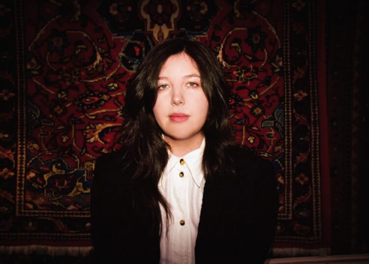 Lucy Dacus compartilhou a nova música 'Talk' de seu próximo álbum, 'Forever A Feeling'