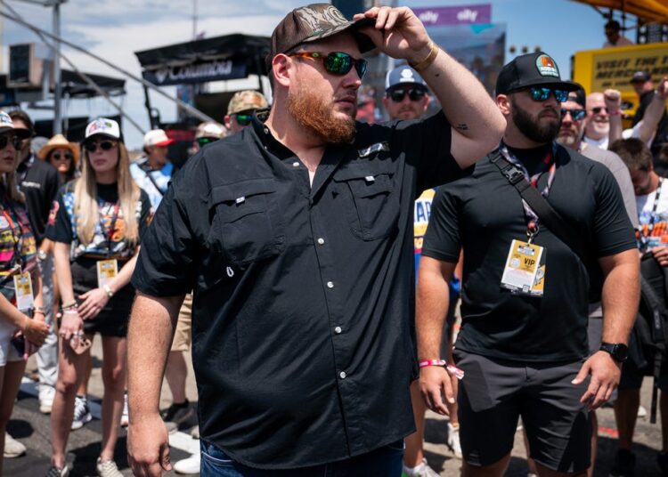 Luke Combs para executar o concerto 'Big Kickoff' em Nashville Honky-Tonk