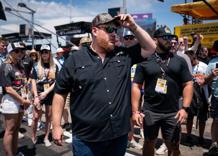 Luke Combs para tocar o concerto 'Big Kickoff' em sua categoria Nashville 10 Honky-Tonk