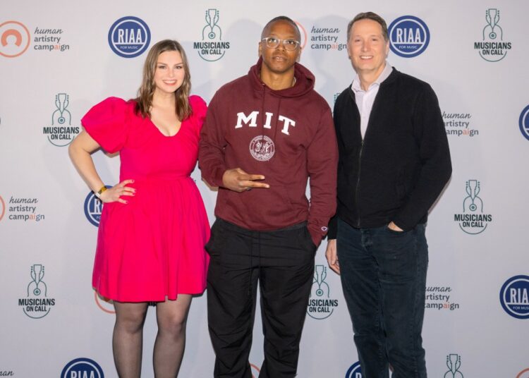 Lupe Fiasco empresta sua arte aos músicos anuais da RIAA no evento
