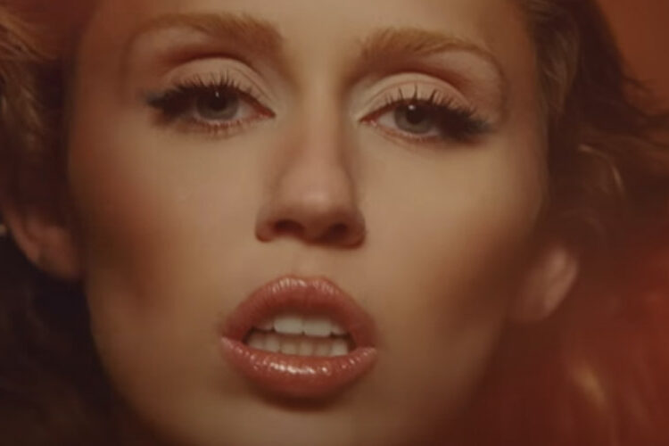 Lyrics de 'Something Beautiful': Miley Cyrus compartilha a faixa do título de seu novo álbum - Assista The Music Video! | Miley Cyrus, Música, Vídeo | Just Jared: Notícias e fofocas de celebridades