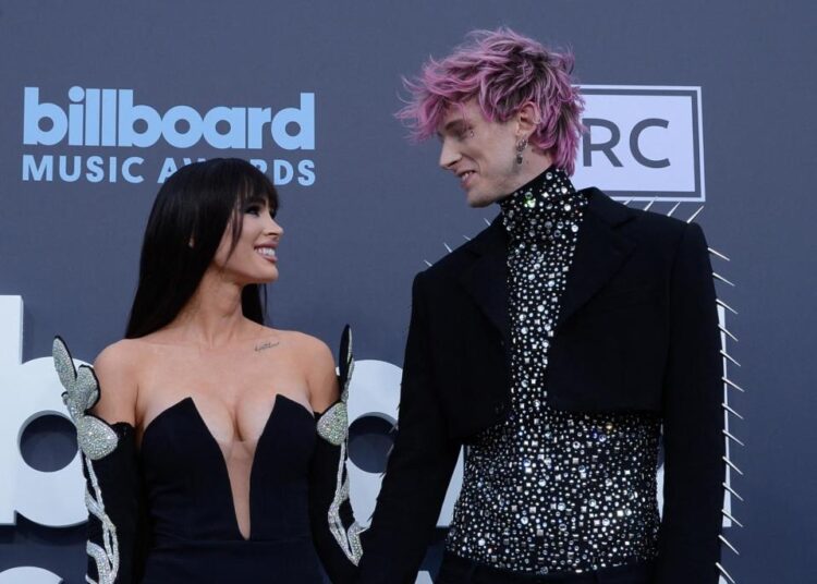 Megan Fox e Machine Gun Kelly estão 'em um bom lugar' após o nascimento da filha