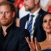 Meghan Markle culpou os amigos do príncipe Harry por fazê -lo 'muito acordar' antes da saída real: autor