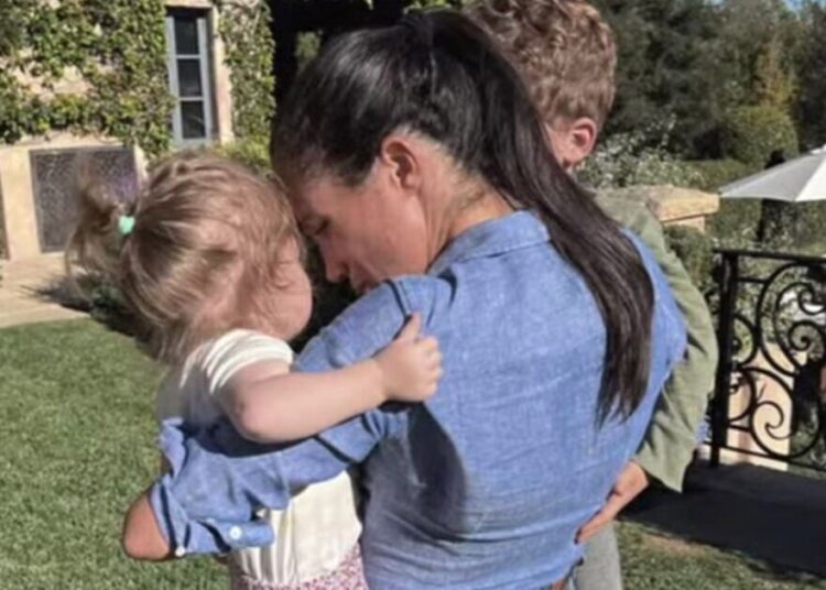 Meghan Markle lança imagem para comemorar o Dia das Mães do Reino Unido com seus filhos | Real | Notícias