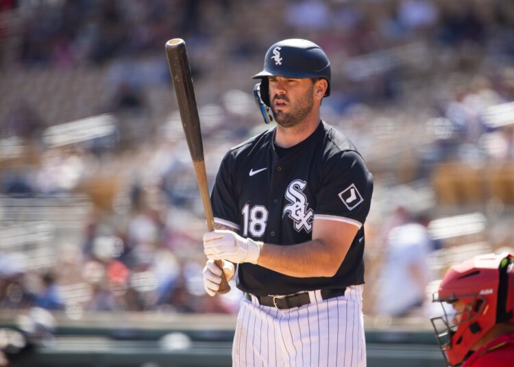 Mike Moustakas Final Curtain Call, uma despedida de um coração para a era dourada da Kansas City Royals, como canetas de slugger de um dia para acabamento cerimonial