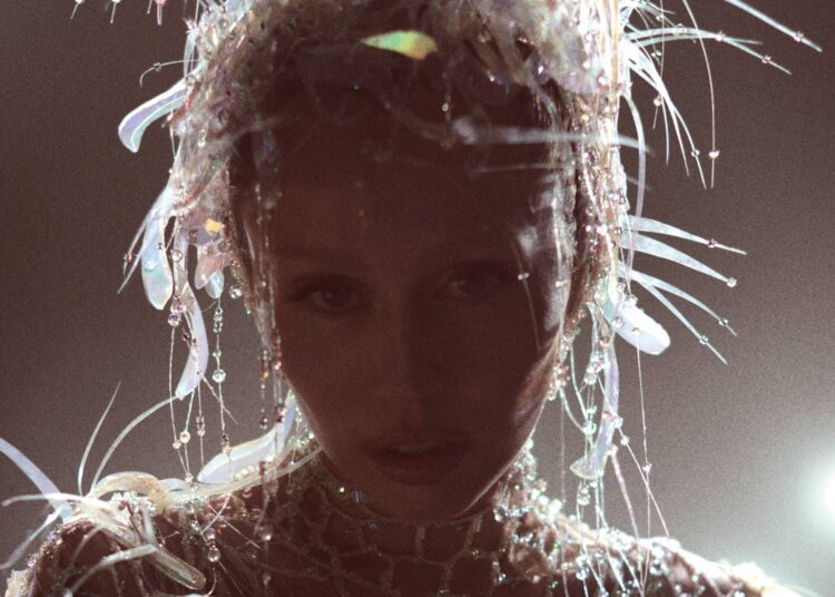 Miley Cyrus compartilha uma nova música dramática 'Prelude'