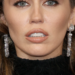 Miley Cyrus estreia mal-tendo sobrancelhas no Oscar