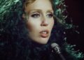 Miley Cyrus fica comovente - e arrasa - na faixa -título de 'Something Beautiful'