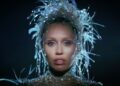 Miley Cyrus revela uma nova música explosiva "Something Beautiful"
