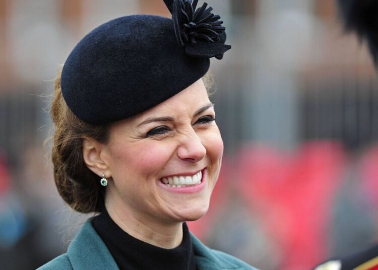 Momento de moda desajeitado da princesa Kate no desfile do dia de São Patrício | Real | Notícias