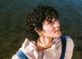 Montaigne ressurge com o novo single, 'Swim Back'