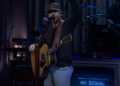 Morgan Wallen dá glória a Deus durante a performance do SNL