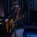 Morgan Wallen dá glória a Deus durante a performance do SNL