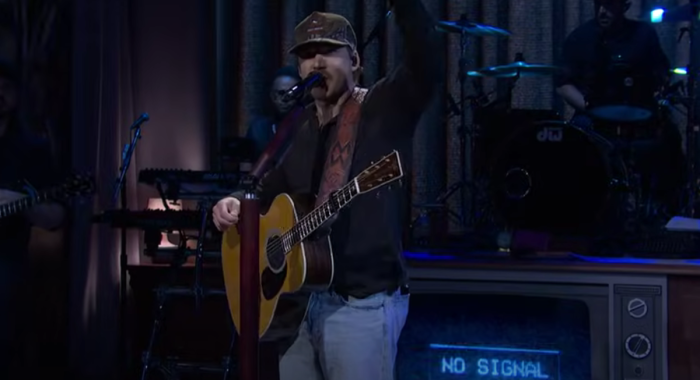 Morgan Wallen dá glória a Deus durante a performance do SNL
