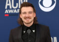 Morgan Wallen usou seu violão como suporte no "Saturday Night Live" ontem à noite para duas novas músicas sem brilho?