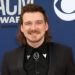 Morgan Wallen usou seu violão como suporte no "Saturday Night Live" ontem à noite para duas novas músicas sem brilho?