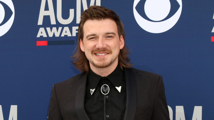 Morgan Wallen usou seu violão como suporte no "Saturday Night Live" ontem à noite para duas novas músicas sem brilho?