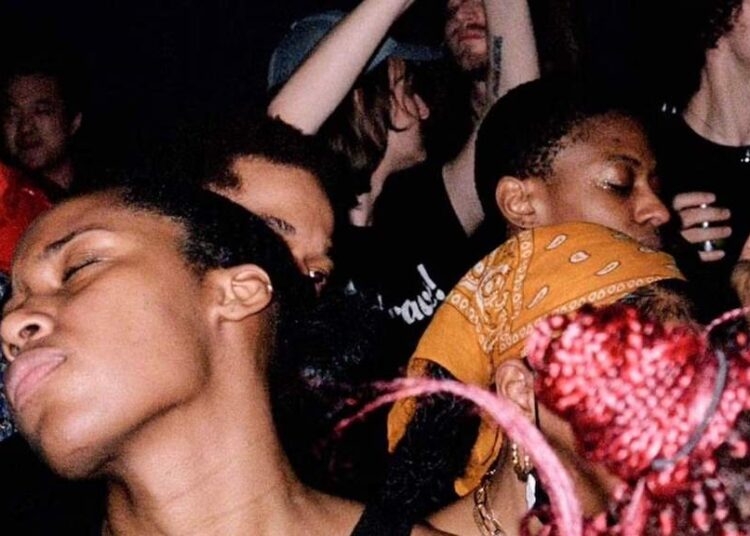 NOVA CIDADE DE CIDADE DE NOVA YORK TRACE 'MIGRAÇÕES E MUTATIATES' DE MUSICA RELACIONAL · NEWS ⟋ RA