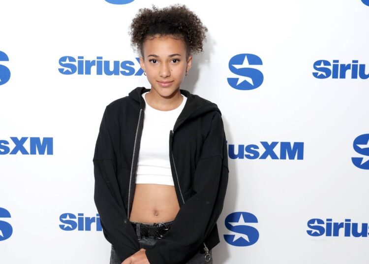 Nandi Bushell compartilha o single sonhador 'The One One' com a nova banda Blu Reflection