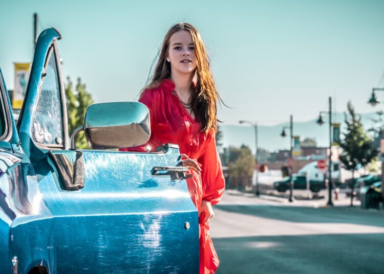 Nell Smith Song 'Billions of People' chega à frente do álbum póstumo
