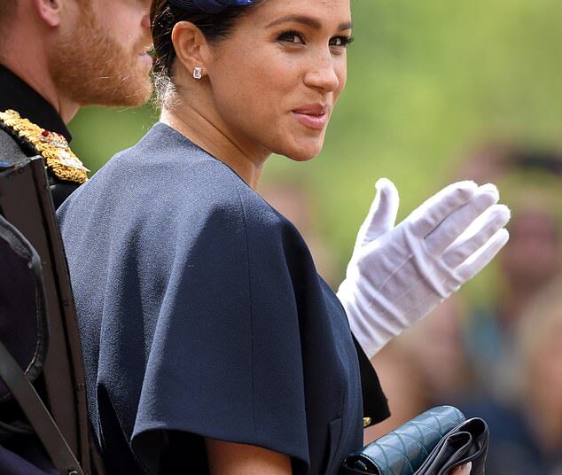 No momento em que o príncipe Harry repreendeu Meghan Markle como um 'garoto travesso' na varanda do palácio de Buckingham, de acordo com um especialista em linguagem corporal