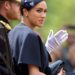 No momento em que o príncipe Harry repreendeu Meghan Markle como um 'garoto travesso' na varanda do palácio de Buckingham, de acordo com um especialista em linguagem corporal
