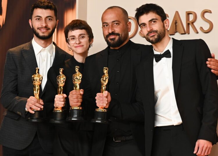 'No outro diretor de terra' Slams Academy