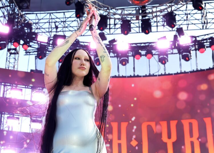 Noah Cyrus Sinais de gerenciamento lidar com Range Music