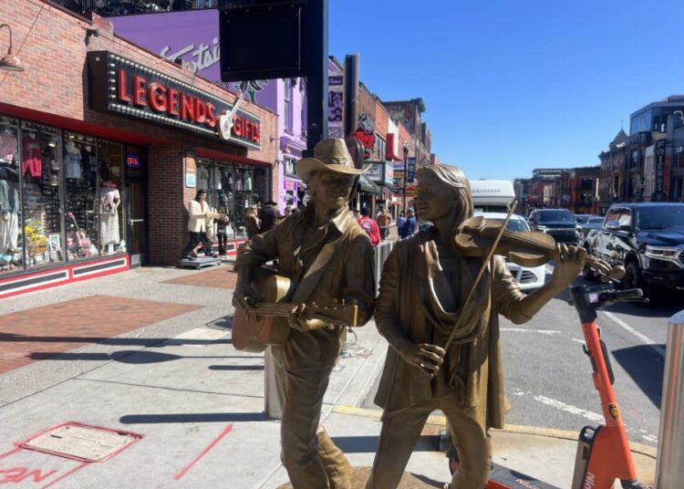 Nova escultura no Broadway Honors Nashville Musicians