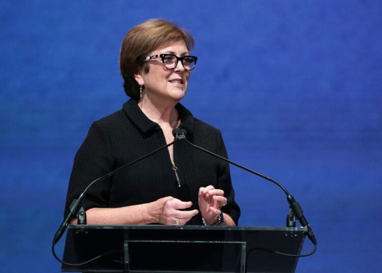 O Kennedy Center foi construído com uma missão bipartidária. A sala onde a arte acontece agora está dividida