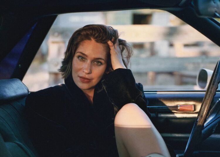 O álbum country de Lola Kirke, 'Trailblazer', reflete o crescimento pessoal